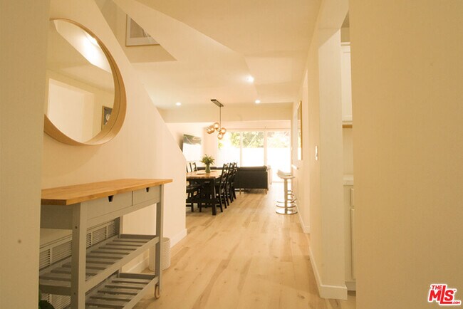 Building Photo - 9042 Phyllis Ave