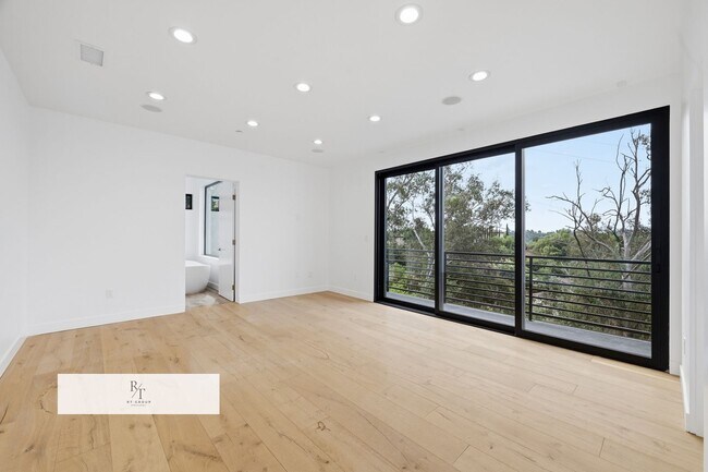 Building Photo - Luxury Modern Living with Stunning LA Skyline Views