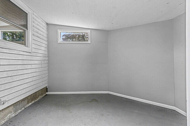 Building Photo - 100 Banks St