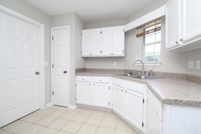 Building Photo - 701 Thornwood Pl
