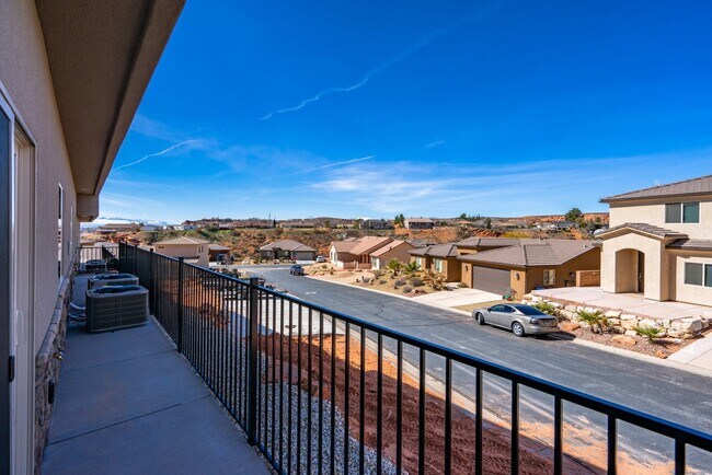 Building Photo - Comfortable Townhome Living with Pool Access
