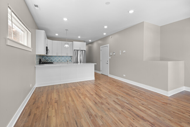 Building Photo - 643 E 50th St