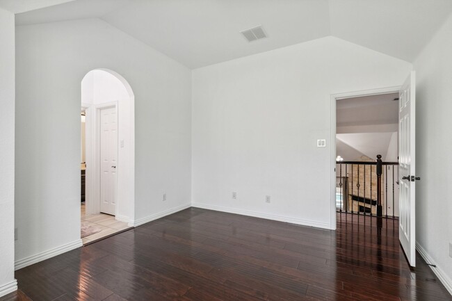 Building Photo - Luxurious in Little Elm