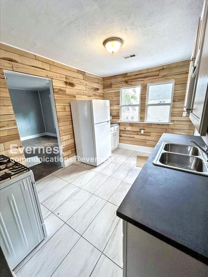 Building Photo - 1809 Denison Ave