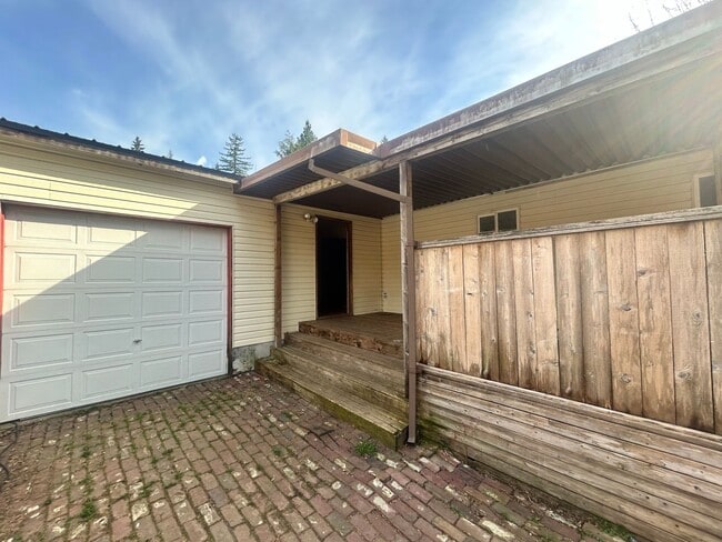 Building Photo - Adorable 2 Bedroom House for Rent in Maple...
