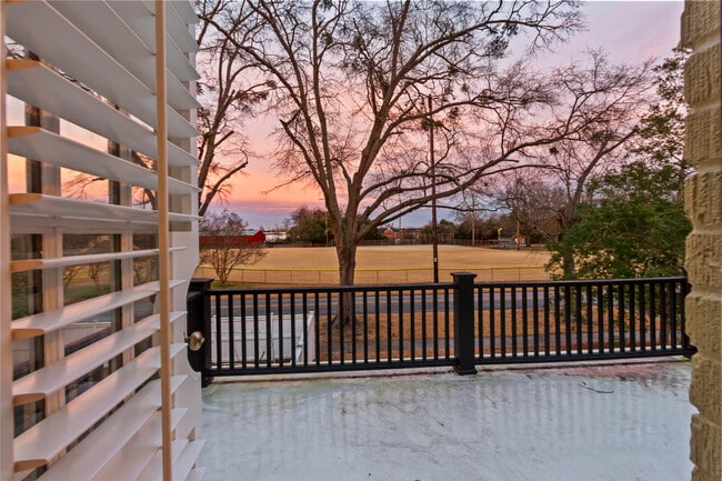 Building Photo - 1502 Tryon Rd