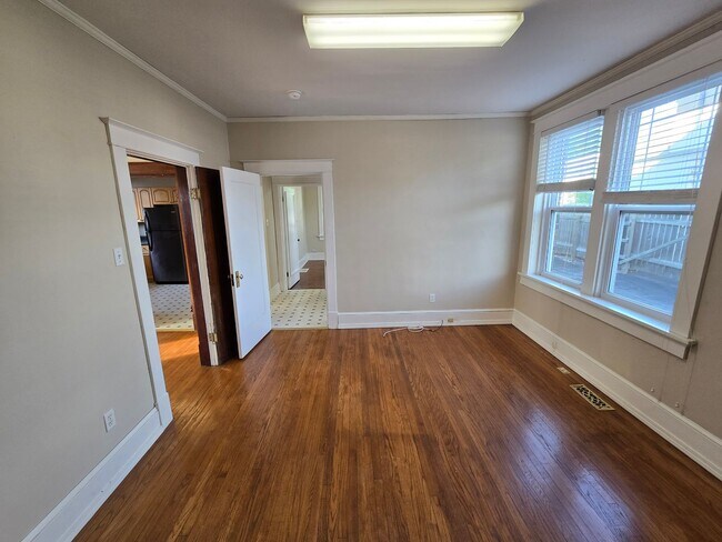 Building Photo - 422 E Fifth St