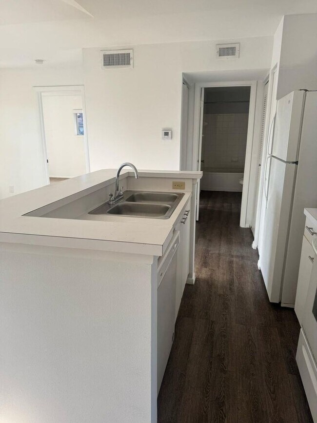 Building Photo - 1/1 Spacious Condo in Gated Community