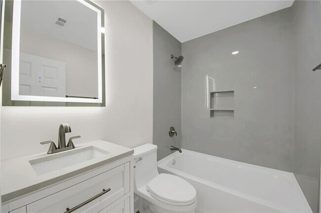 Building Photo - 8 Huntington Pl Dr