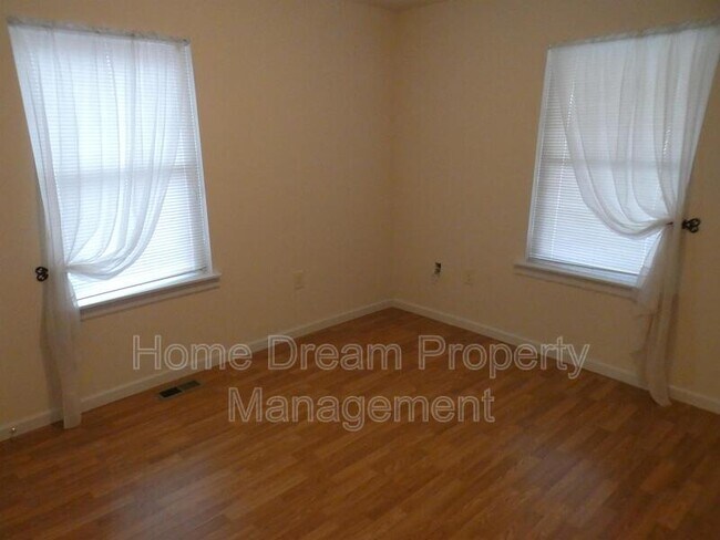 Building Photo - 930 Bryant Ave