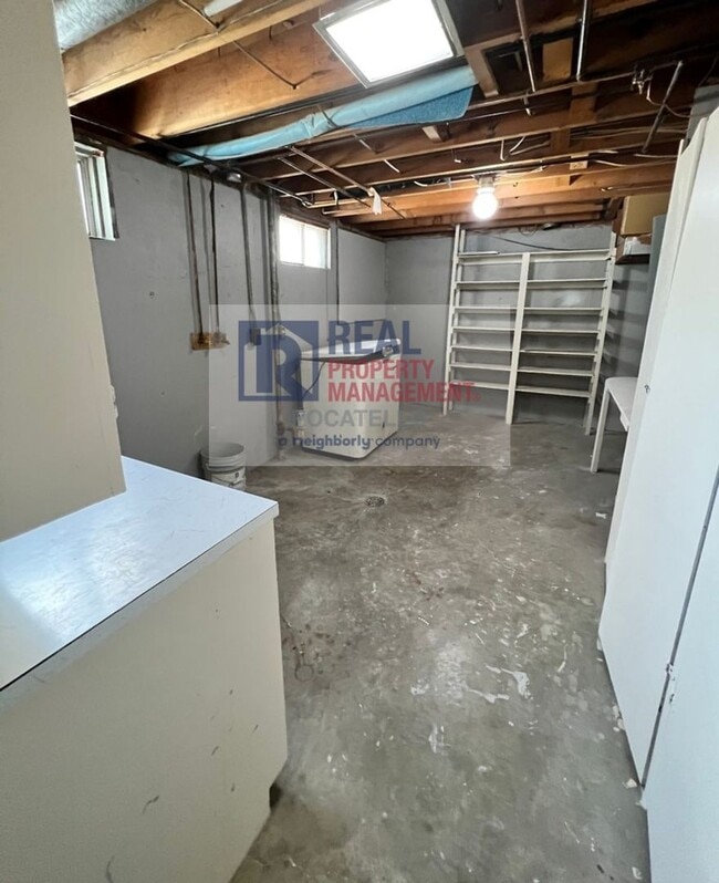 Building Photo - 4 Bedroom 2 Bath Home - Pet Friendly