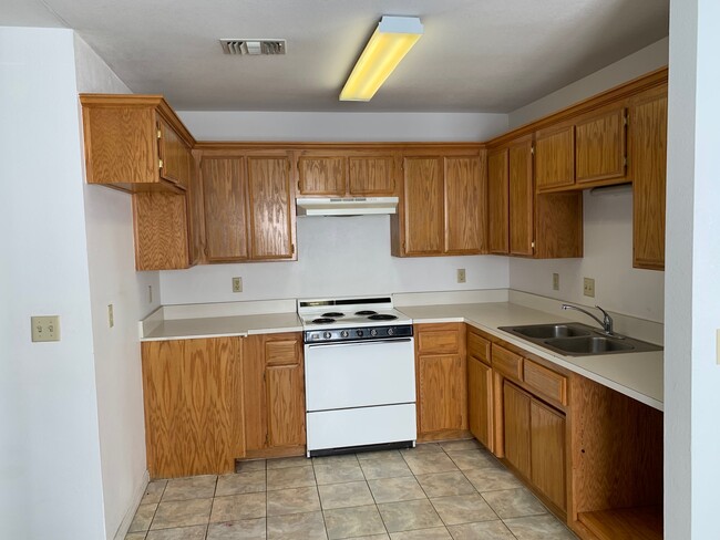 Nice kitchen with plenty of cabinet stora - 2704 9th Ave B