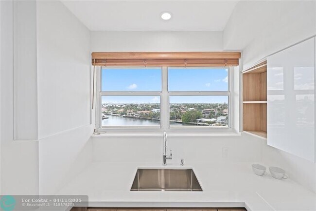 Building Photo - 333 Sunset Dr