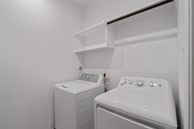 Building Photo - 631 Silver Pear Ct