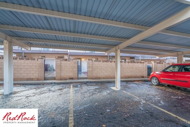 Building Photo - Charming 2 Bedroom Townhome