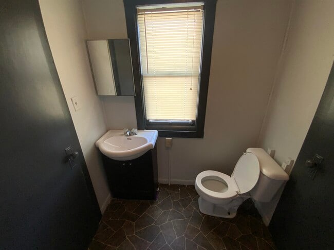 Building Photo - 17 Fairweight-