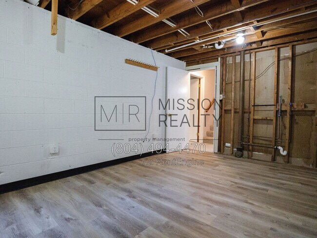 Building Photo - 325 Fairwood Dr