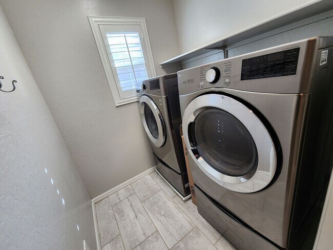 Building Photo - Three Level Mountains Edge Townhome