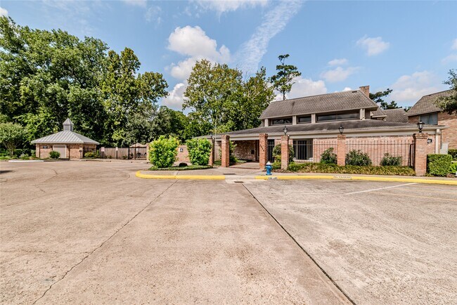 Building Photo - 2224 S Piney Point Rd