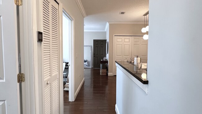 Building Photo - Gated Community, 3/2, Just Minutes to Beach!