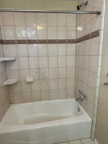 Master Bath - 322 Saint Louis Ave