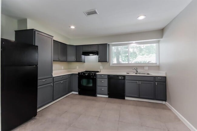 Building Photo - 24518 Pine Canyon Dr