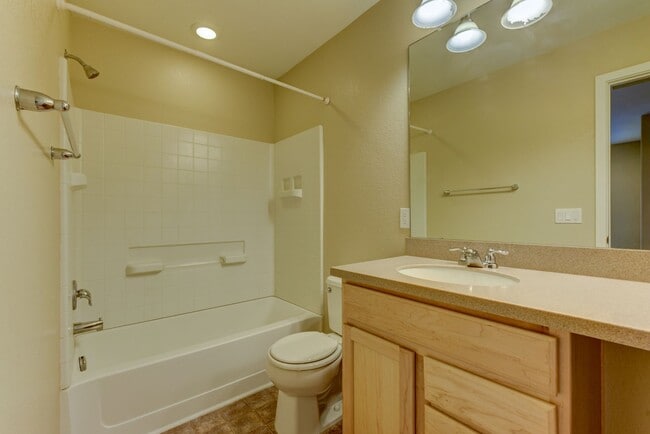 Building Photo - Beautiful 3 bed Uptown Broomfield Townhome...