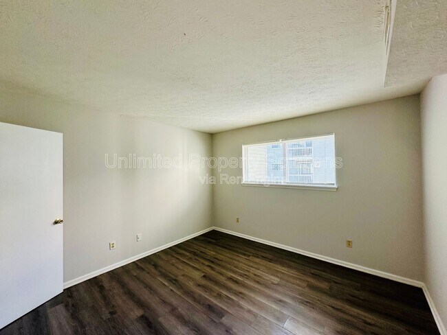 Building Photo - 215 Sunn Aire Ct