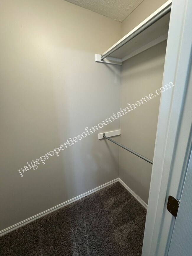 Building Photo - Charming 2-bedroom, 1-bath