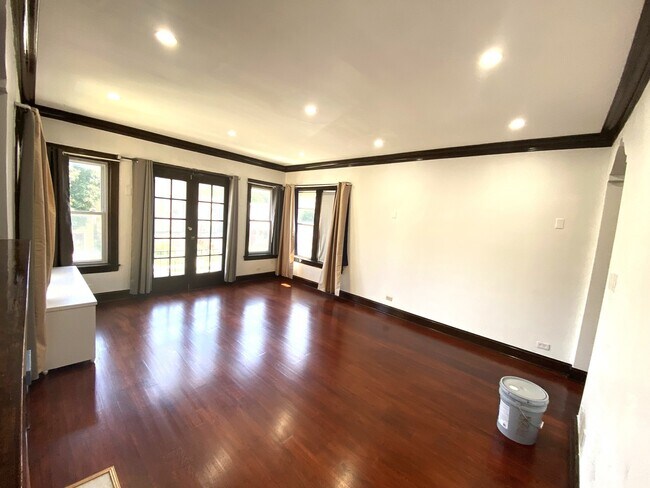 Building Photo - 5434 N Spaulding Ave