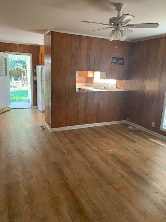 Building Photo - Nice 3 Bed 2 Bath Available Fall 2025!