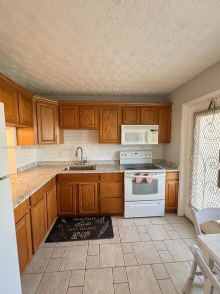 Building Photo - 950 Hillcrest Dr
