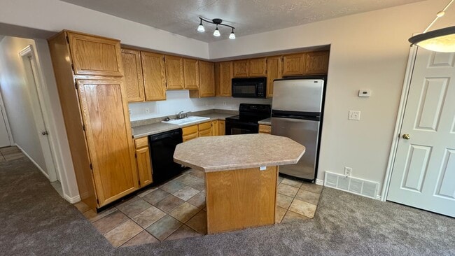 Building Photo - 3 Bedroom 2.5 Bath in West Jordan!