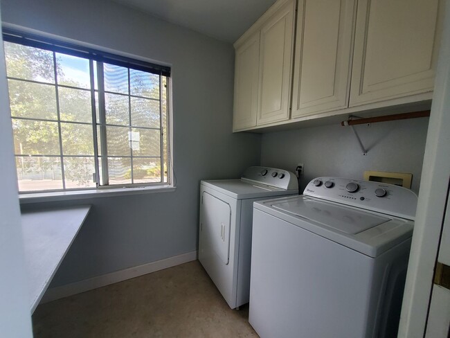 Building Photo - Introducing Your Dream Home:  A perfect blend of comfort and convenience!