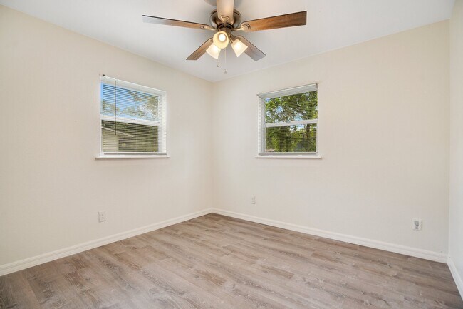 Building Photo - 113 Kendra Ave