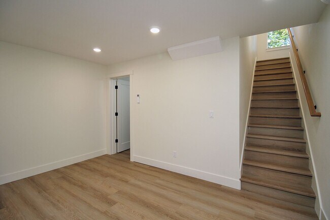 Building Photo - 4660-4660 SW Fairvale Ct