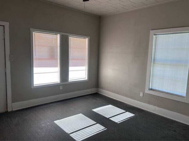 Building Photo - 1925 11th St