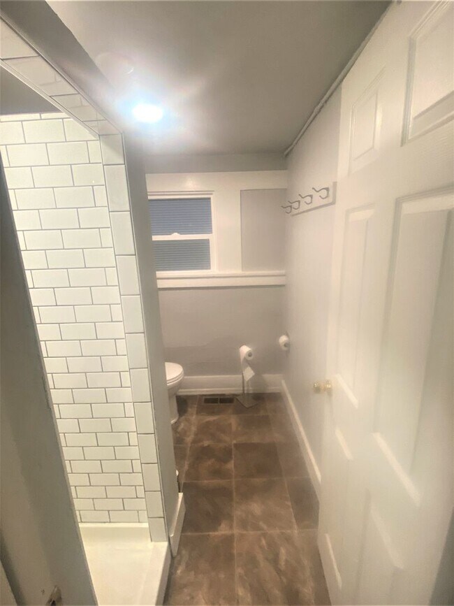 Building Photo - Newly Renovated Studio in Unbeatable Locat...