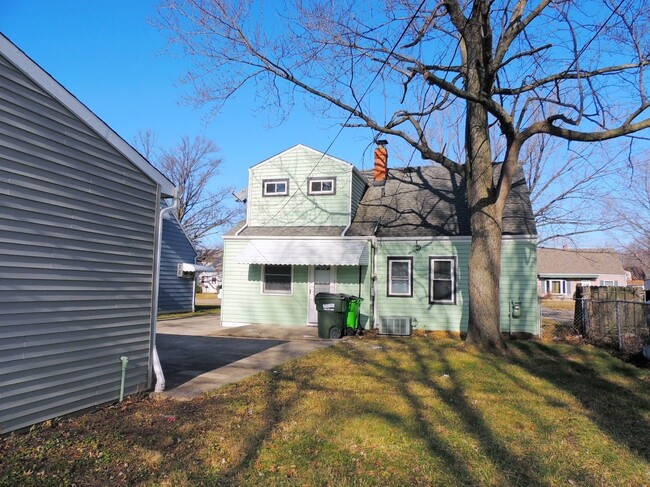 Building Photo - Dreamy 3 Bed - 2 Bath Cape Cod for Rent in...