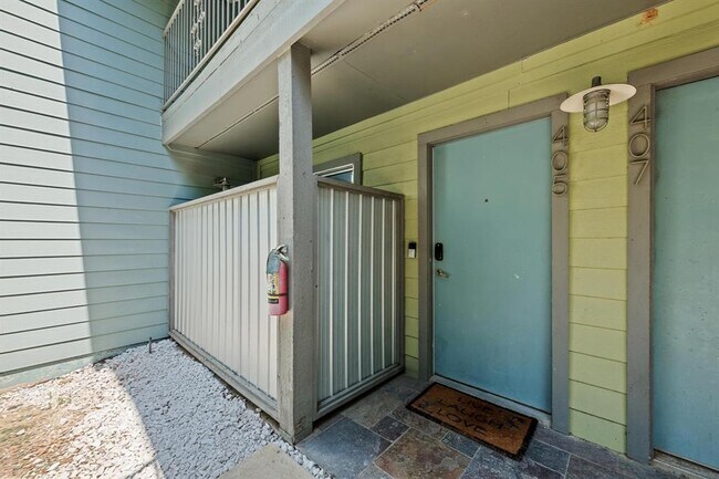 Building Photo - 3204 Menchaca Rd