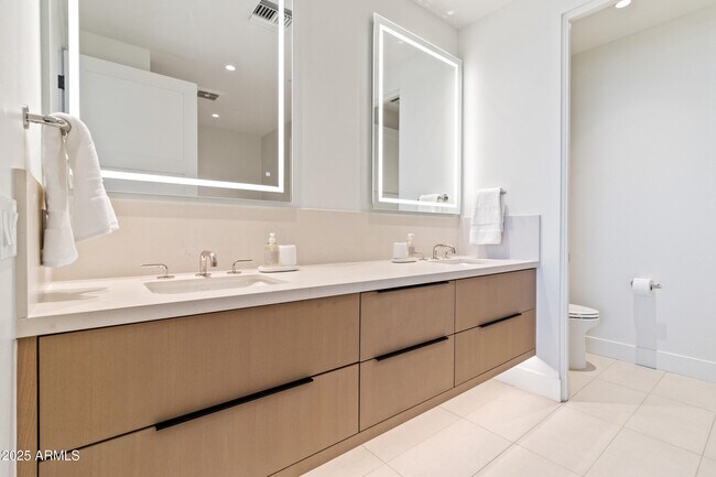 Building Photo - 5000 N Camelback Rdg Dr