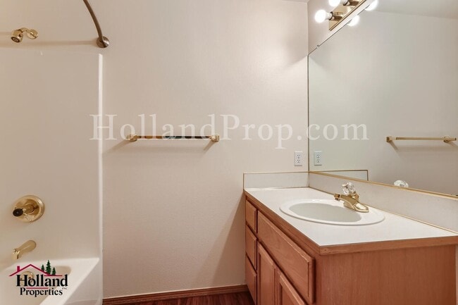 Building Photo - Lovely 3-Bedroom Hillsboro Home with A/C!