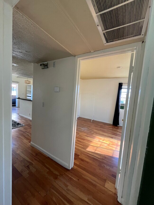 Building Photo - 15946 Vanowen St