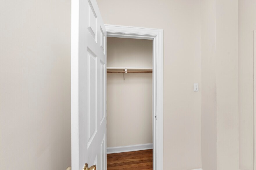 Building Photo - 540 W Aldine Ave