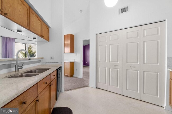 Building Photo - 8200 Blue Heron Dr