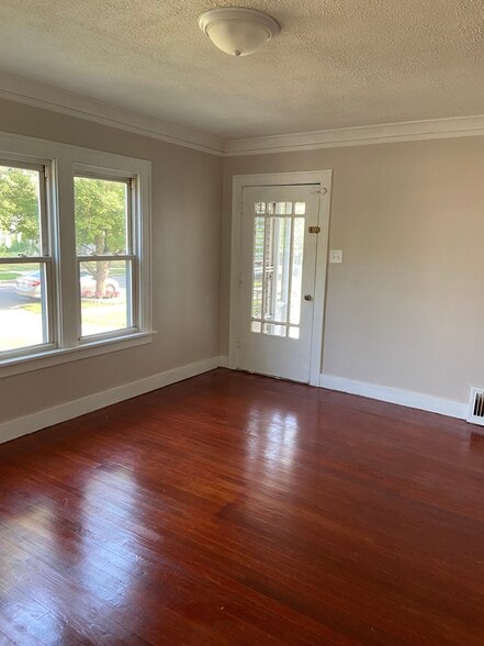 Building Photo - 7532 Jefferson Ave