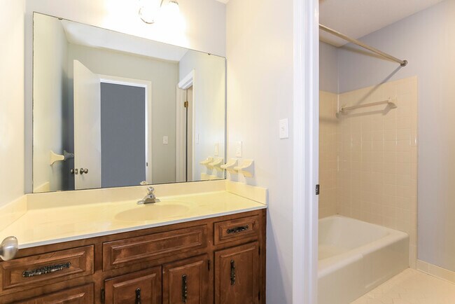 Building Photo - Inviting 3-Bedroom Two-Story in Stone Mill