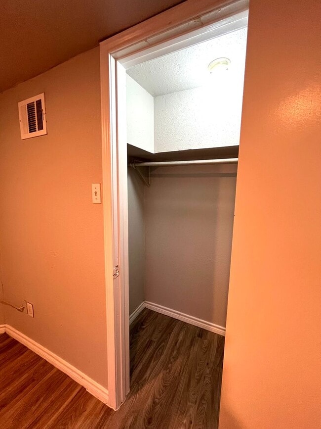Building Photo - 2Bed/1bath Duplex in Hyde Park with Small ...