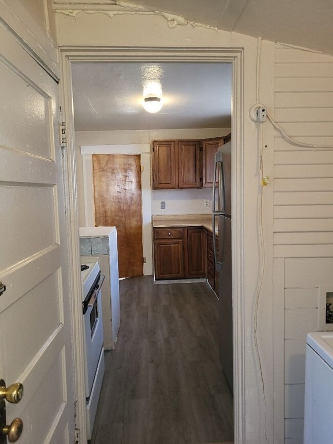 Building Photo - 4381/2 14th St - 2BR house behind Victorian Square in Sparks