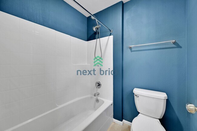 Building Photo - 4 BED & 2.5 BATH FOR RENT
